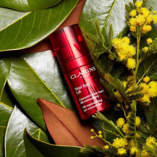 Wosstanawliwaueschtschi a concentrate for skin around eyes of Clarins Total Eye Lift-Replenishing Eye Concentrate, 15 ml Wosstanawliwaueschtschi a concentrate for skin around eyes of Clarins Total Eye Lift-Replenishing Eye Concentrate, 15 ml